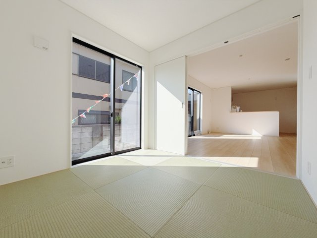 【新築戸建】前橋市関根町第3の和室|■1階和室｜和室を書斎にしたり、冬にはコタツを敷いて家族みんなで年越しをするのもいいですね。家族みんなのお気に入りの空間になります♪