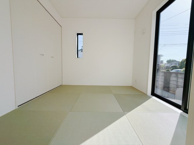 【新築戸建】前橋市関根町第3の和室|■1階和室｜意外と場所をとるアイロンがけや、お洗濯物を畳むときにも広々と使うことができ、ちょっと一休みしたいとき、すぐに横になれるのも魅力です♪