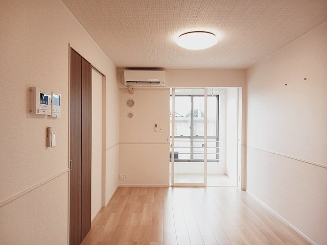 ラパン添島の居間・リビング|こちらのリビングで趣味の時間をお楽しみください