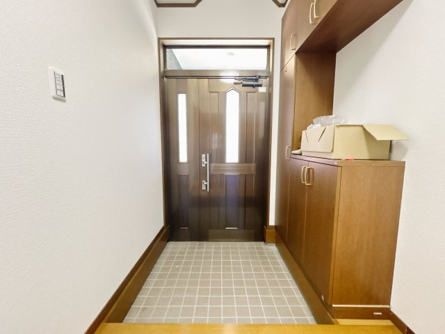 相馬市中野字清水　陽当たり良好！平屋中古住宅　3LDK 不動産プラスの玄関|玄関内部はクリーニングを行ういました。シューズボックスも付いているので多くの靴をお持ちの方も安心です。