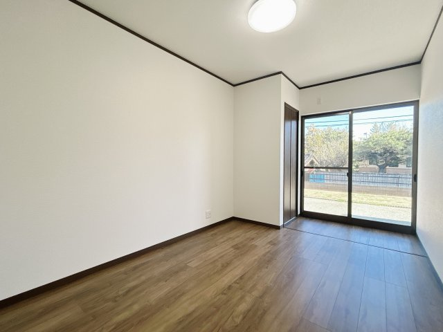 相馬市中野字清水　陽当たり良好！平屋中古住宅　3LDK 不動産プラスの洋室|洋室です。天井の塗装、壁クロスの張替、床フロアの重ね張りを行っています。「そろそろ１人部屋が欲しい」そんなお子様の願いも叶えてあげられそうですね。子供部屋にいかがですか。