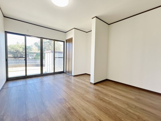 相馬市中野字清水　陽当たり良好！平屋中古住宅　3LDK 不動産プラスの洋室|西側洋室です。天井の塗装、壁クロスの張替、床フロアの重ね張りを行っています。「そろそろ１人部屋が欲しい」そんなお子様の願いも叶えてあげられそうですね。子供部屋にいかがですか。