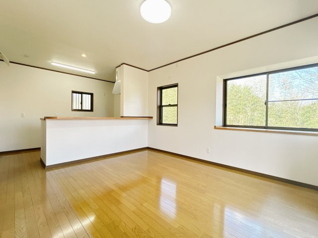 相馬市中野字清水　陽当たり良好！平屋中古住宅　3LDK 不動産プラスの居間・リビング|キッチンは永大産業製の新品に交換しました。天板は人工大理石製なので、熱に強く傷つきにくいため毎日のお手入れが簡単です。