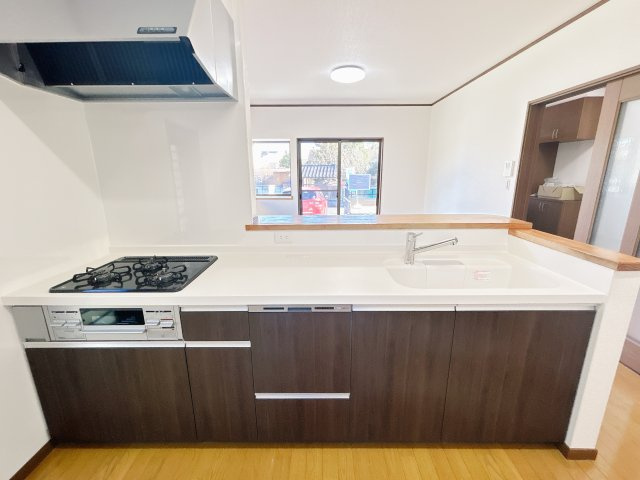 相馬市中野字清水　陽当たり良好！平屋中古住宅　3LDK 不動産プラスのキッチン|リクシル製のキッチンに新品交換しました。ワークトップが人工大理石になっているのでお手入れらくちんです。