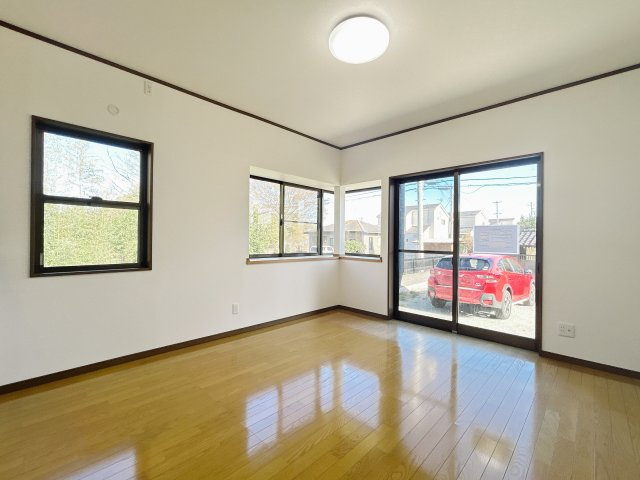 相馬市中野字清水　陽当たり良好！平屋中古住宅　3LDK 不動産プラスの居間・リビング|リビング別角度です。クリーニングを行いました。二面採光になっているので明るく温かいLDKになっています。