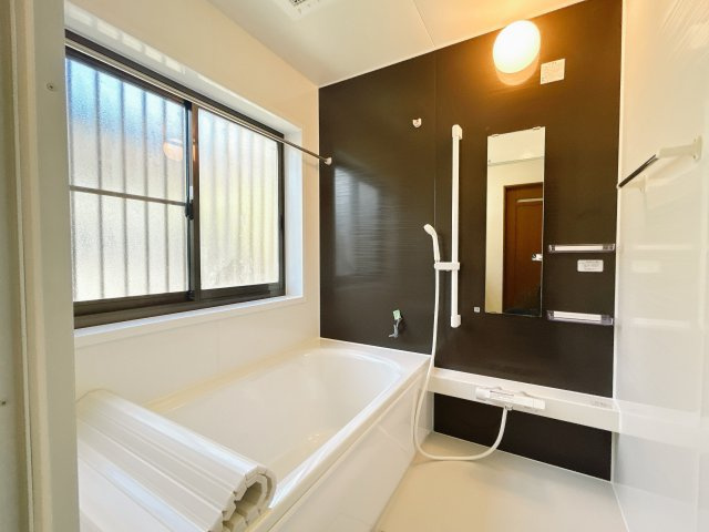 相馬市中野字清水　陽当たり良好！平屋中古住宅　3LDK 不動産プラスの浴室|浴室はハウステック製の新品のユニットバスに交換しました。足を伸ばせる1坪サイズの広々とした浴槽で、1日の疲れをゆっくり癒すことができますよ。