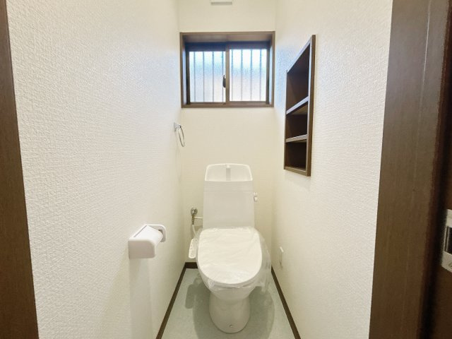 相馬市中野字清水　陽当たり良好！平屋中古住宅　3LDK 不動産プラスのトイレ|トイレは温水洗浄機能付きに新品交換しました。キズや汚れが付きにくい加工が施してあるのでお手入れが簡単です。直接肌に触れるトイレは新品が嬉しいですよね。