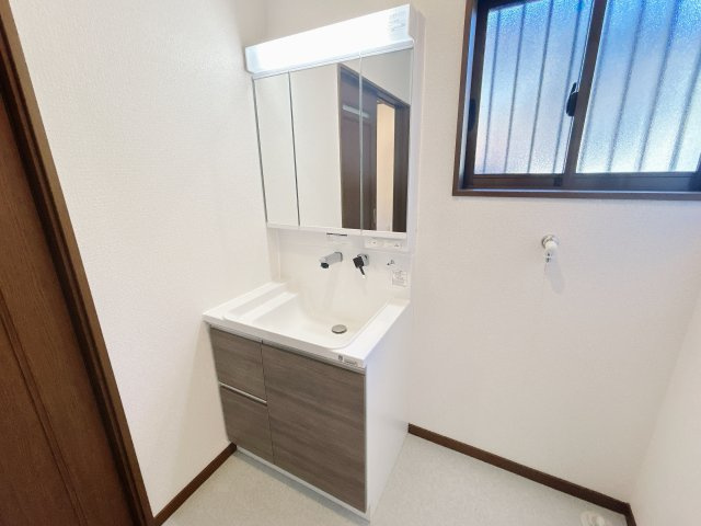 相馬市中野字清水　陽当たり良好！平屋中古住宅　3LDK 不動産プラスの独立洗面台|洗面化粧台は新品に交換しました。スクエアなデザインの洗面ボウルは間口60ｃm、実容量15Ｌと広々。水が流れやすい滑り台ボウルで全体に水がいきわたります。