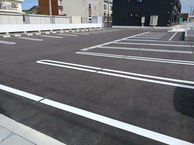 ヒカルサ高岡野村ノース１号棟の駐車場|駐車場に車を止められます