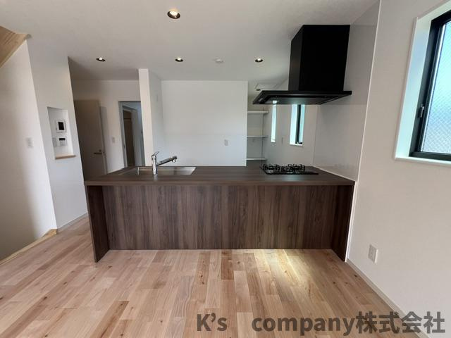 茅ヶ崎市矢畑　新築戸建　3号棟のキッチン|お洒落な雰囲気が出る茶系のキッチンスペース◇◇