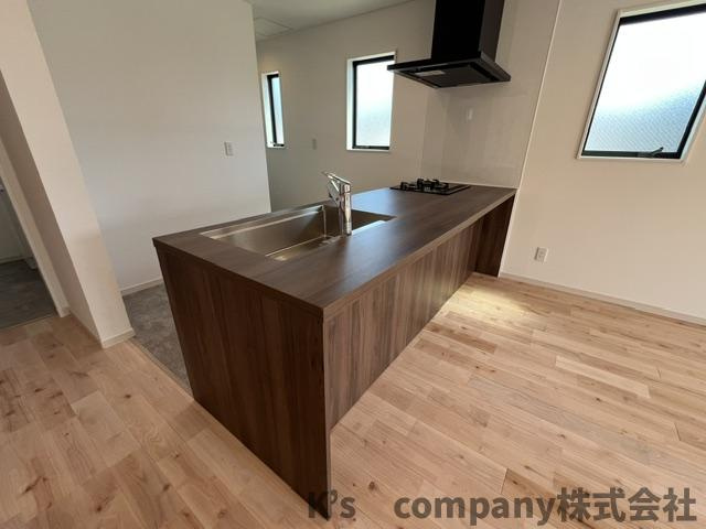茅ヶ崎市矢畑　新築戸建　3号棟のキッチン|全体を見わたせる対面式キッチン♪