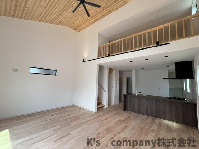 茅ヶ崎市矢畑　新築戸建　3号棟の居間・リビング|シーリングファンでお部屋に心地よい風を巡回させます◇
