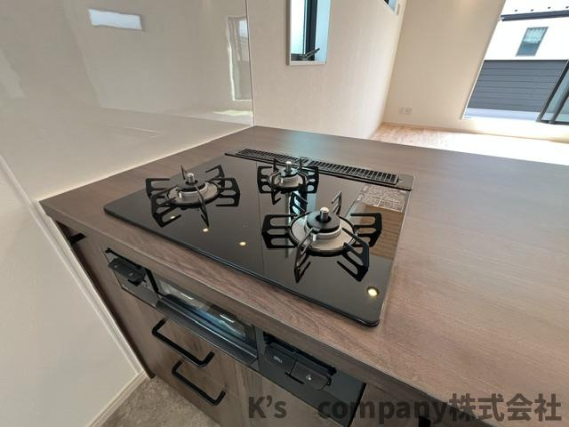 茅ヶ崎市矢畑　新築戸建　3号棟のキッチン|同時進行ができる3口コンロ♪