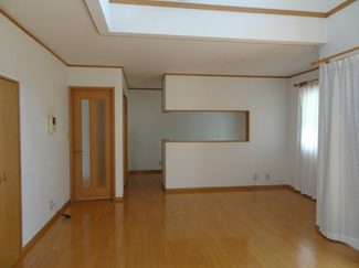 【居間・リビング】 | 川西市清和台東4丁目4の225　中古一戸建て
