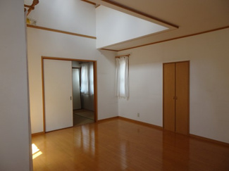 【居間・リビング】 | 川西市清和台東4丁目4の225　中古一戸建て