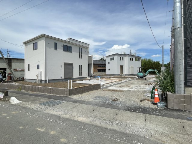 藤岡市下戸塚（全5棟）1号棟の前面道路含む現地写真