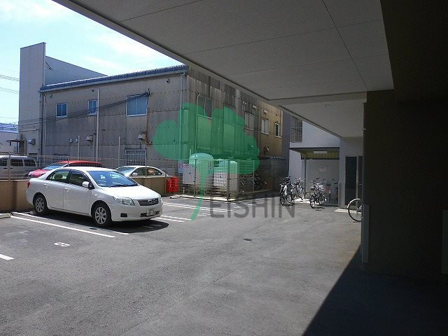 トラストレジデンス博多駅南の駐車場