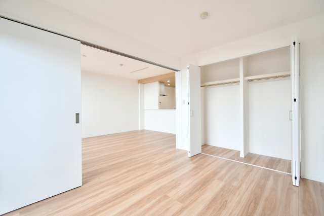 パークシティ白岡ウエストガーデンの洋室|洋室①6.0帖：クローゼットは各部屋に備わっておりますので、家族それぞれで洋服収納をすることも可能です。また、上下セパレートになっているため衣替えもしやすく、ハンガーパイプで家事時短にも◎！