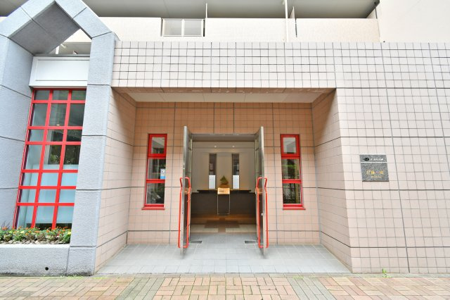 パークシティ白岡ウエストガーデンのエントランス|『物件を今日見てみたい』といった当日のご案内、同条件などの物件、他社様掲載物件もご紹介可能！一日でまとめて内覧したい方、ぜひ当社までお問い合わせ下さい。スタッフ一同皆様のご連絡お待ちしております！