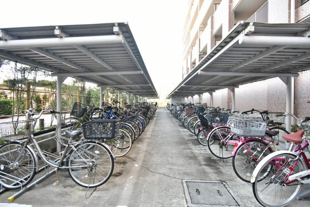 パークシティ白岡ウエストガーデンの駐輪場|■私共は、強引なセールスは致しません。『今買えるから大丈夫』ではなく、『買った後の本当の幸せは何か』を考えた上でのご提案を徹底しております。どうぞお気軽にご連絡下さいませ。