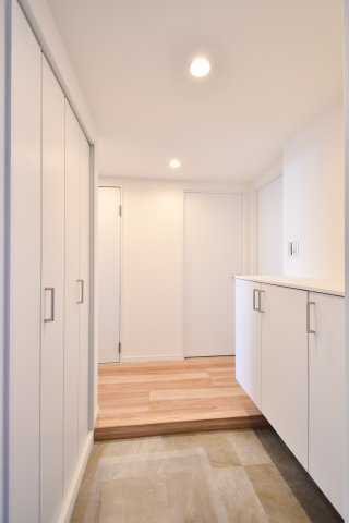 パークシティ白岡ウエストガーデンの玄関|シューズボックスは2種類ですので、トールサイズには季節物で上下に分けて収納する事ができます。ハーフサイズの上は鍵を置くスペースにする事で、外出前に鍵を探すなど慌ただしさが軽減されるのでおすすめです。