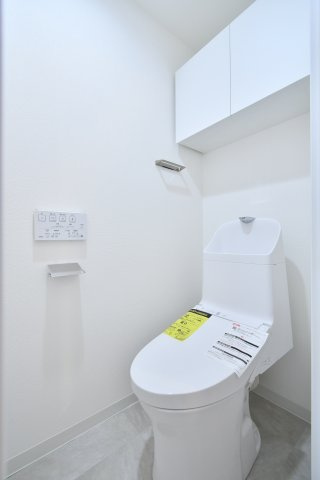 パークシティ白岡ウエストガーデンのトイレ|トイレ：奥行きにゆとりがあり、圧迫感の少ないトイレスペース。吊戸棚付きで、トイレットペーパーなどの備品補充も楽々行えます。掃除用具をしまうと清潔感も消す事ができ、イマドキなお部屋にできます。