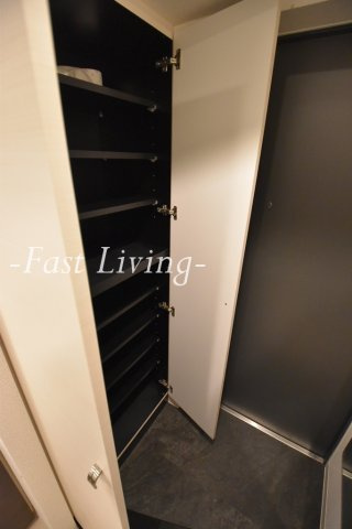 ZOOM市谷本村町の玄関