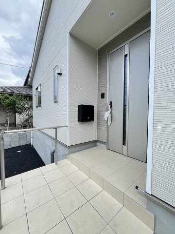 【玄関】 | 糟屋郡須恵町須恵第4・平屋　3号棟（全3棟）【仲介手数料無料・0円】 | 施工例。施工例は完成時と異なる場合があります。