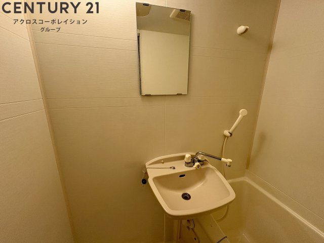 お風呂のなかに洗面所があります
