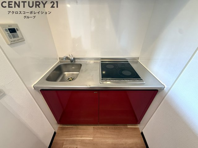 2口IHコンロ付きのシンプルなキッチン