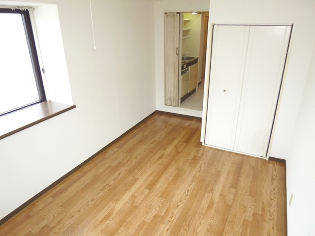 出窓もついて明るいお部屋です。

