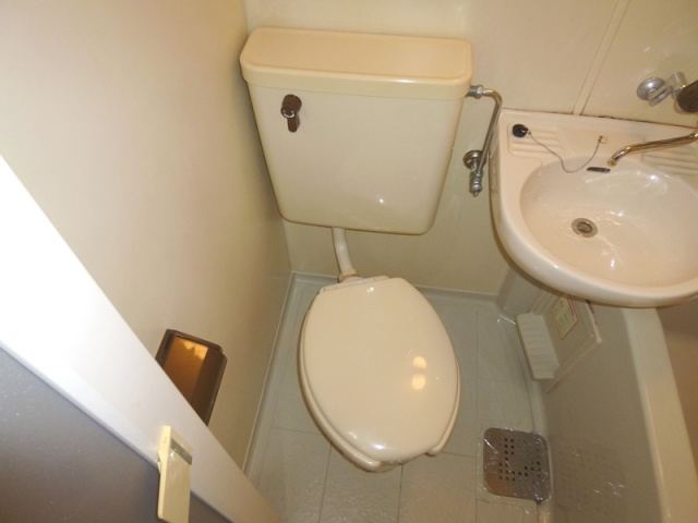 浴室内にトイレがあります☆

