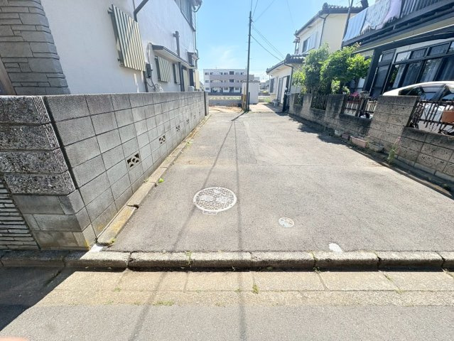 狭山市北入曽　建築条件なし売地　西武新宿線『入曽駅』徒歩21分　【御狩場小学区】の前面道路含む現地写真