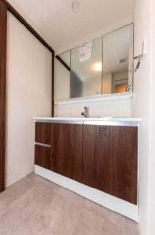 プレスティージュ芦屋平田町の独立洗面台|ゆとりの洗面スペースで朝の身支度も快適スムーズに。３面鏡で髪のセットやお化粧もストレスなくこなせ、朝から気分良く通勤通学に向かえそうですね！鏡の裏にはたっぷりと収納スペースを標準装備！
