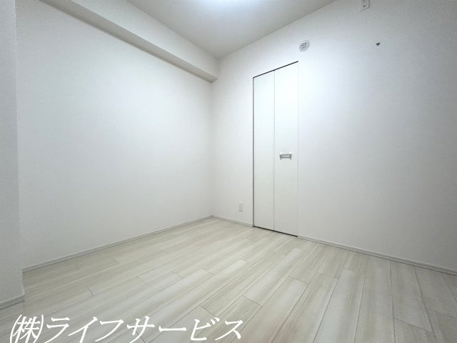 【洋室】 | エステムコート十三本町 | サービスルーム4.5帖／クローゼットあり