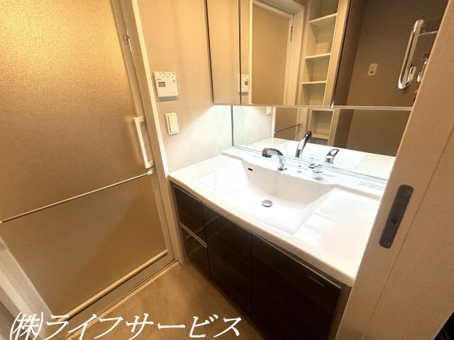 【洗面所】 | エステムコート十三本町 | 三面鏡付きシャワー付き洗面化粧台