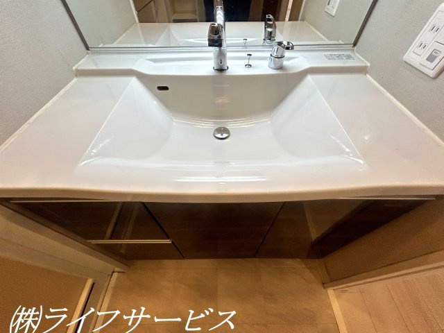 【洗面所】 | エステムコート十三本町 | 三面鏡付きシャワー付き洗面化粧台
