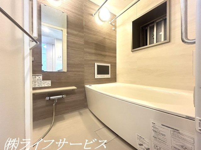 【浴室】 | エステムコート十三本町 | 浴室／換気に便利な窓有！ＴＶやミストサウナなどうれしい機能付き！