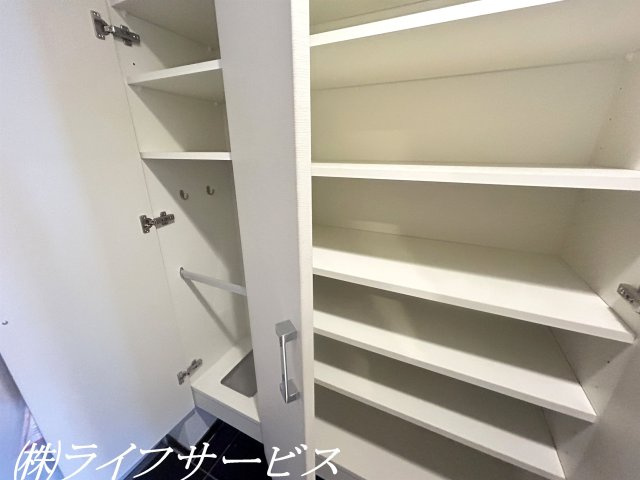 【玄関】 | エステムコート十三本町 | 玄関／天井高のミラー付のシューズボックスあり