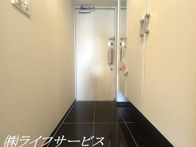 【玄関】 | エステムコート十三本町 | 玄関／天井高のミラー付のシューズボックスあり