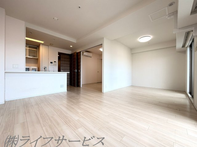 【居間・リビング】 | エステムコート十三本町 | リビングルーム広々17.8帖