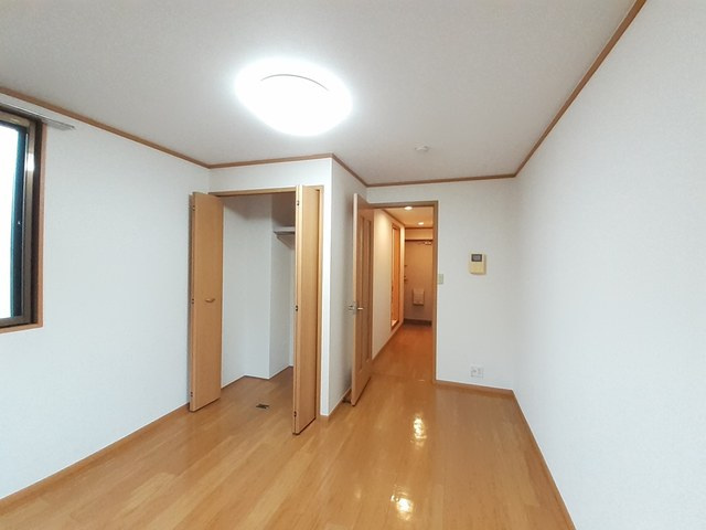 2面採光・南向きで日当たり良好！エアコン付き！