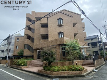 オートロックで外部の人間が簡単に出入りできないため安心です。