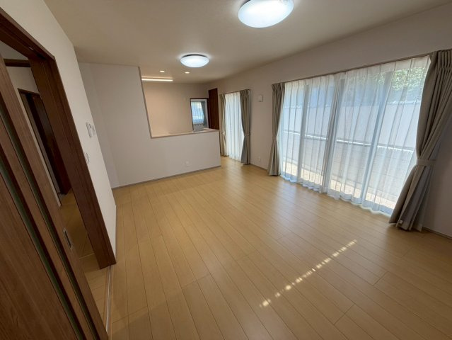 丸亀市中府町４丁目　新築オール電化住宅の居間・リビング