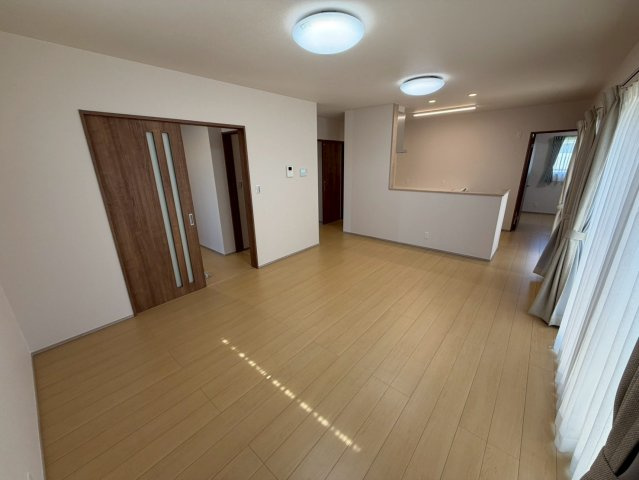 丸亀市中府町４丁目　新築オール電化住宅の居間・リビング