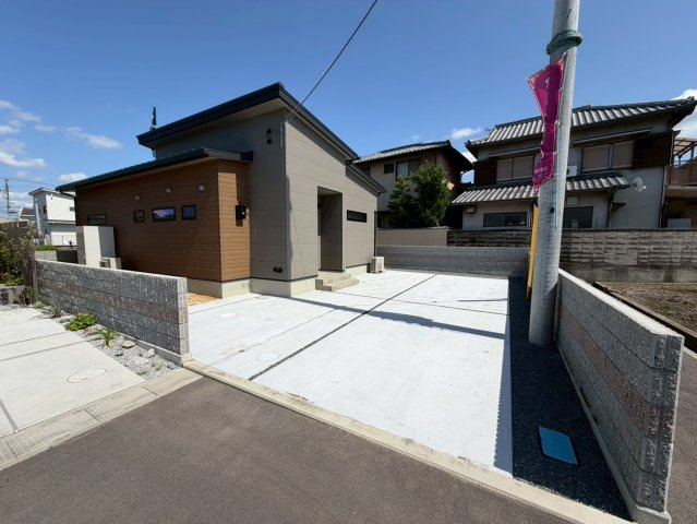 丸亀市中府町４丁目　新築オール電化住宅の駐車場