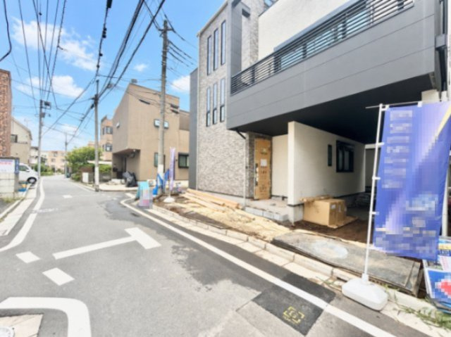 板橋区大谷口1丁目　新築戸建　残1棟の前面道路含む現地写真|2026.09.10撮影

現地ご見学希望・資料請求などお気軽にお問い合わせ下さい！
03-5990-5201