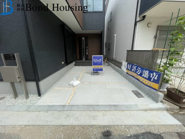JR明石駅徒歩15分　WIC付　明石市材木町　新築戸建ての駐車場
