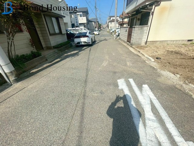 JR明石駅徒歩15分　WIC付　明石市材木町　新築戸建ての前面道路含む現地写真