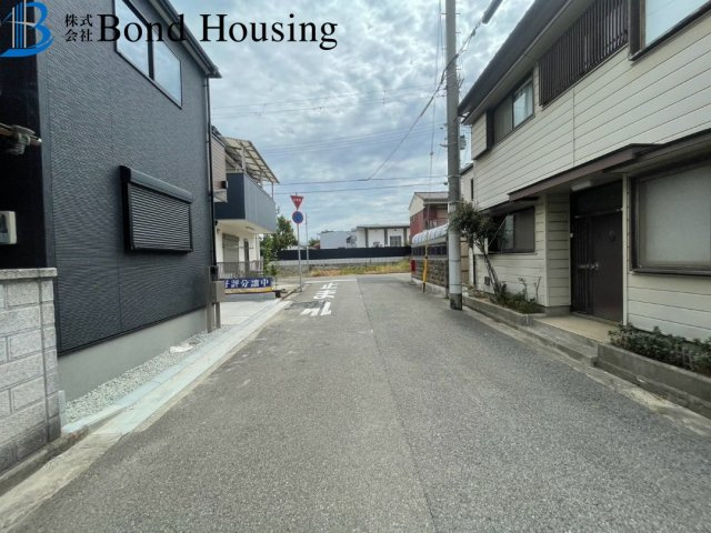 JR明石駅徒歩15分　WIC付　明石市材木町　新築戸建ての前面道路含む現地写真